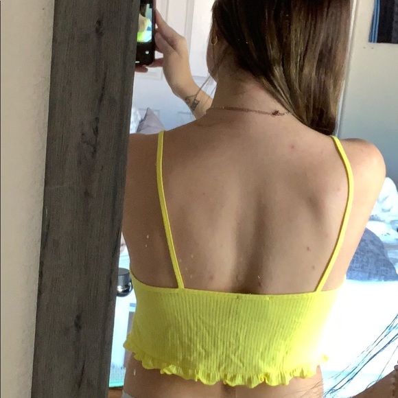 Cute yellow crop top - Picture 2 of 3